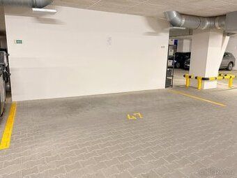 Pronajmu garážové stání pro motorku. Super moderní parking v