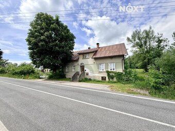 Výjimečná historická nemovitost s rozsáhlými pozemky v obci 