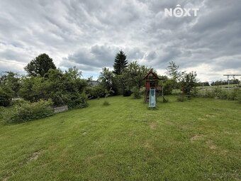 Výjimečná historická nemovitost s rozsáhlými pozemky v obci 