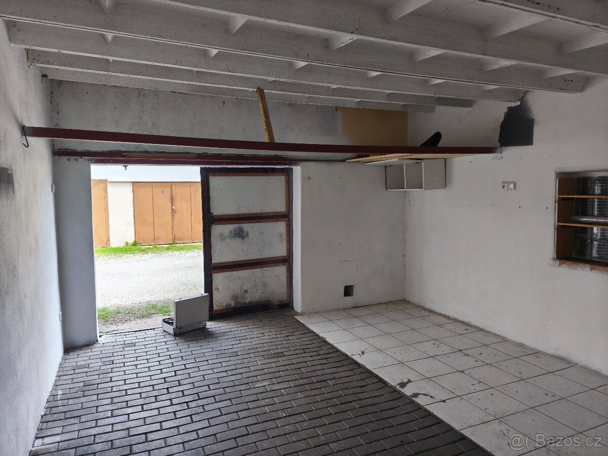 Pronajmu dlouhodobě garáž ve Strakonicích, na Volyňské. Zave