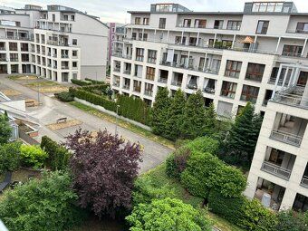 Pronájem moderního bytu 1+kk s balkonem, 36 m² – Lindleyova,