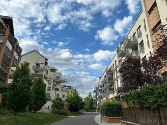 Pronájem moderního bytu 1+kk s balkonem, 36 m² – Lindleyova,