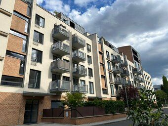 Pronájem moderního bytu 1+kk s balkonem, 36 m² – Lindleyova,