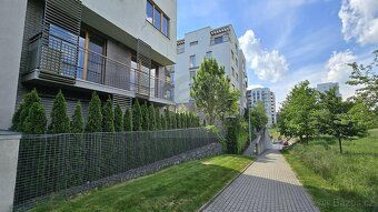 Ve velmi krásném bytovém komplexu Zelené město na Praze 9 v 