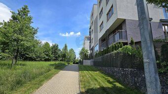 Ve velmi krásném bytovém komplexu Zelené město na Praze 9 v 