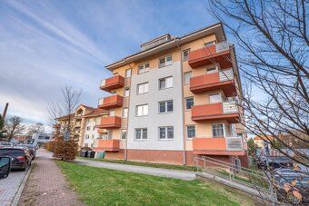 Pronájem bytu 2+kk o velikosti 55 m2 s prostornou lodžií. Ce