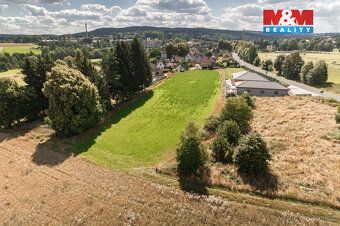 Na tomto pozemku pouhých 20 km od města Chebu a 1 km od hran