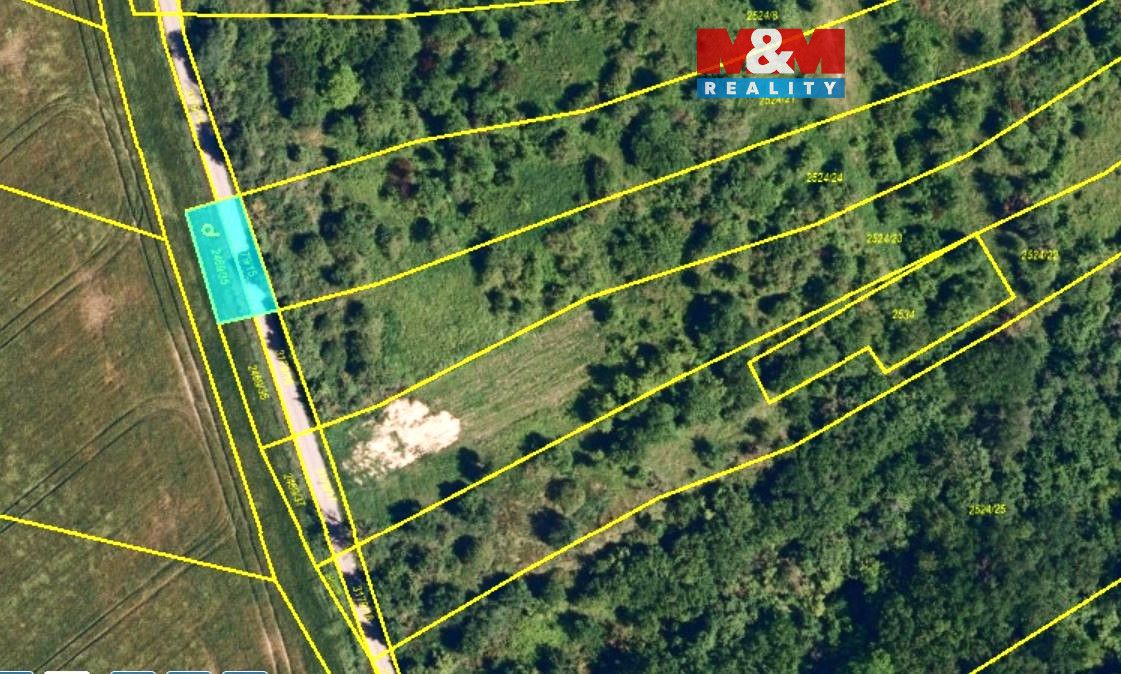 Nabízíme na prodej zahradu s částí příjezdové komunikace o r