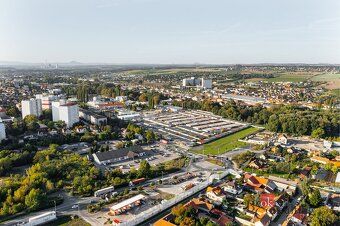 Rozsáhlý pozemek ke komerčnímu využitíPředstavujeme ojediněl