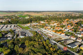Rozsáhlý pozemek ke komerčnímu využitíPředstavujeme ojediněl