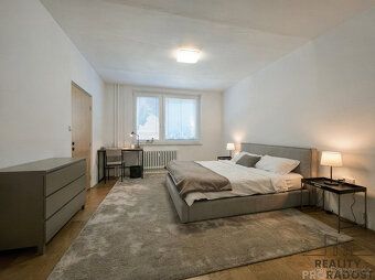 Nabízíme k pronájmu byt o velikosti 2 + 1, situovaný na ulic