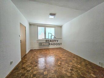 Nabízíme k pronájmu byt o velikosti 2 + 1, situovaný na ulic