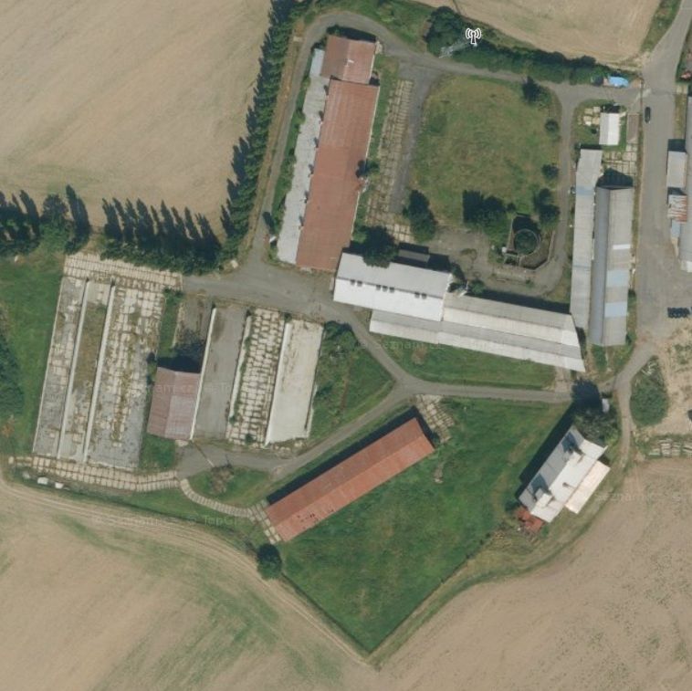 Nabízíme k pronájmu skladovací/výrobní plochy, převážně venk