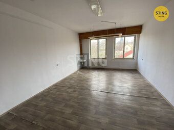 Nabízíme pronájem kancelářských prostor v 1 patře v hlídaném