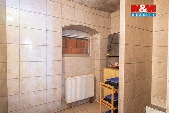 Nabízíme na prodej chalupu v centru obce Štěkeň. Na pozemku 