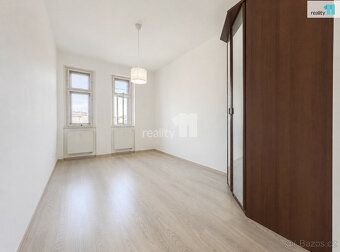 + poplatky , k pronájmu prostorný byt o dispozici 4+1 a podl