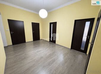 + poplatky , k pronájmu prostorný byt o dispozici 4+1 a podl