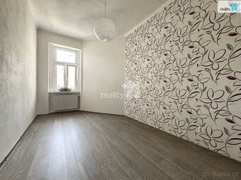 + poplatky , k pronájmu prostorný byt o dispozici 4+1 a podl