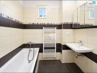 + poplatky , k pronájmu prostorný byt o dispozici 4+1 a podl