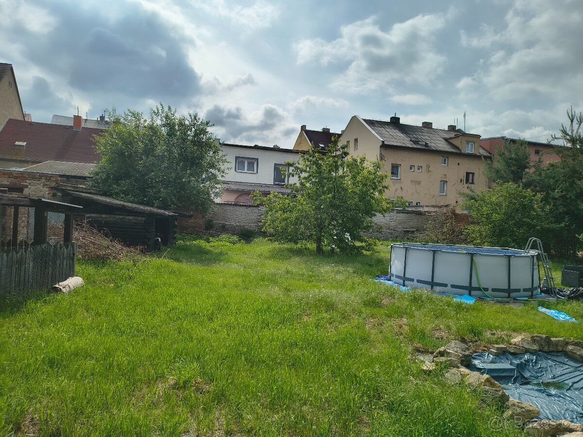 Nabízím v Hostomicích k prodeji velmi pěkný, rovinatý a slun