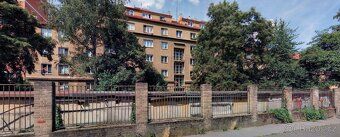 Pronájem řadové garáže o výměře 15 m2 v ulici na Mlejnku v P