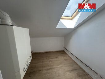 Nabízíme do pronájmu pěkný ateliér 3+kk o výměře 90 m² v cen