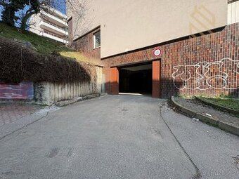 Garážové stání v osobním vlastnictví o velikosti 17 m² se na