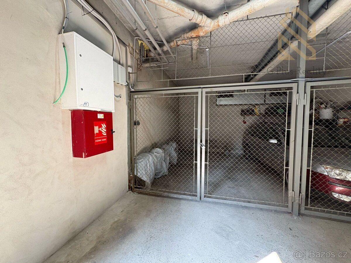 Garážové stání v osobním vlastnictví o velikosti 17 m² se na