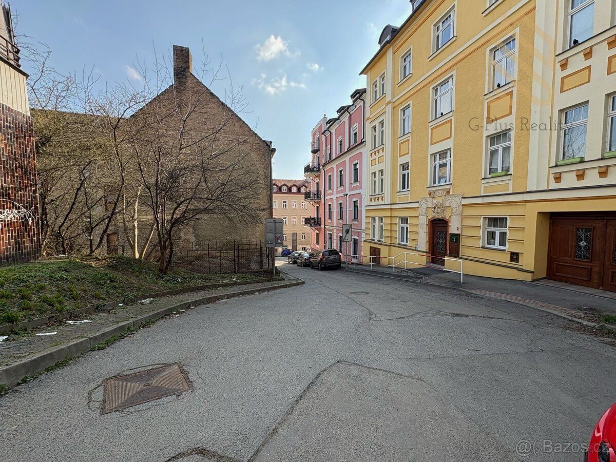 Garážové stání v osobním vlastnictví o velikosti 17 m² se na