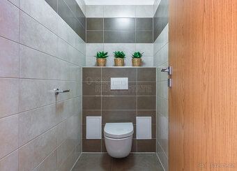 Hledáte krásný slunný byt s balkonem, garáží a sklepem? Pak 