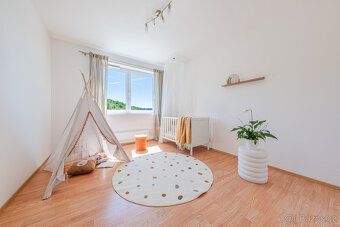 Hledáte krásný slunný byt s balkonem, garáží a sklepem? Pak 