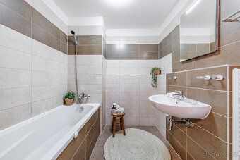 Hledáte krásný slunný byt s balkonem, garáží a sklepem? Pak 