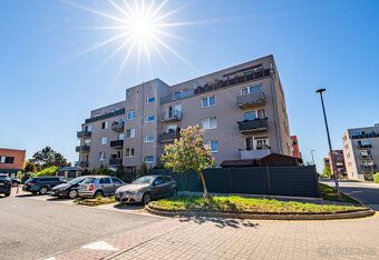 Hledáte krásný slunný byt s balkonem, garáží a sklepem? Pak 