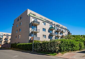 Hledáte krásný slunný byt s balkonem, garáží a sklepem? Pak 