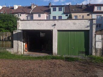Garáž v družstevním vlastnictví o velikosti 18 m² se nachází
