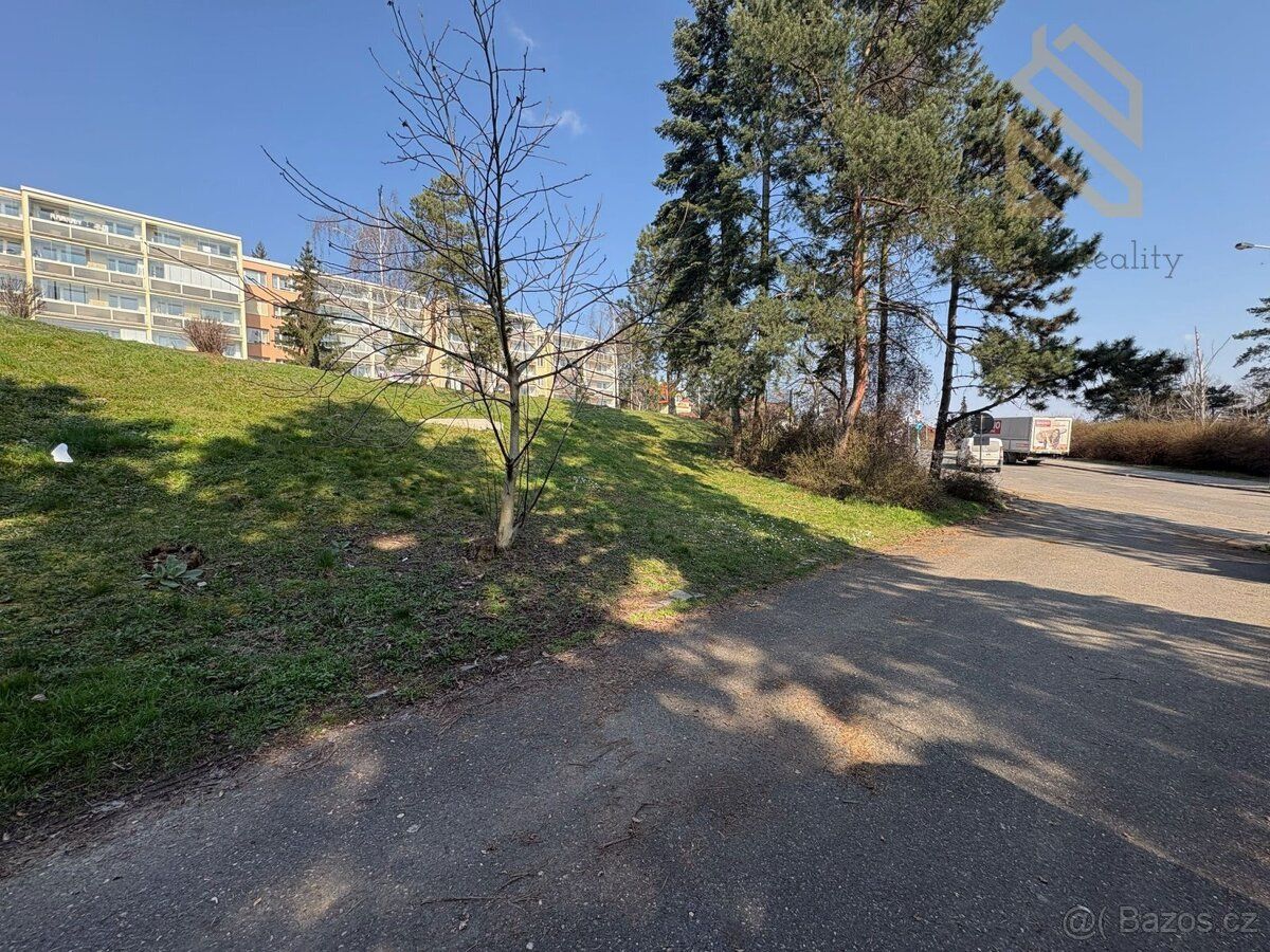 Garáž v družstevním vlastnictví o velikosti 18 m² se nachází