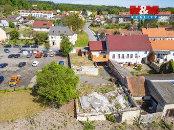 Nabízíme na prodej pozemek k bydlení v centru obce Štěkeň. N