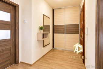 Hledáte bydlení, které kombinuje moderní komfort, dostatek p