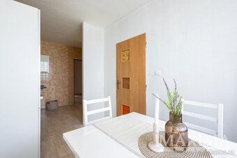 Výhradně nabízíme prostorný a světlý byt o dispozici 3+1 se 