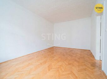 Nabízíme k prodeji prostorný byt 2+1 v žádané lokalitě s pěš