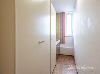 K dlouhodobému podnájmu Vám nabízíme velmi světlý, částečně 