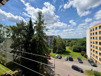 Byt se nachází ve 4. patře panelového domu v Novém Městě nad