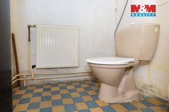 Nabízíme k prodeji prostorný rodinný dům v klidné části obce