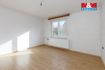 Nabízíme k prodeji prostorný rodinný dům v klidné části obce