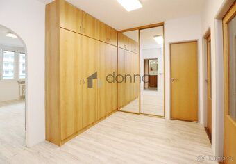 Nabízíme k pronájmu 4+kk/3xL, 107m2, v 1. patře panelového d