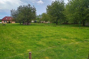 Nabídka rozlehlé 2386 m2 stavební parcely na okraji Městyse 