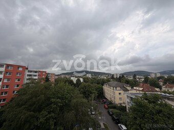 Ev.č. ZL04719 Nabízíme k pronájmu velmi prostorný a světlý b