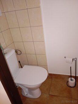 Nabízíme k pronájmu světlý byt o dispozici 1+1 se zděným jád