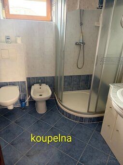 Dům se nachází v klidné lokalitě, v Karlových Varech, Doubí.