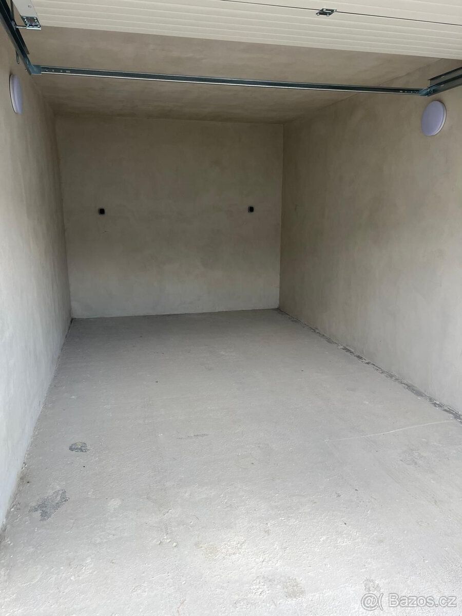Představujeme Vám tuto garáž k pronájmu v klidné části obce 